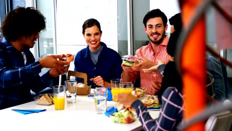 Felizes-ejecutivos-interactuar-desayunando