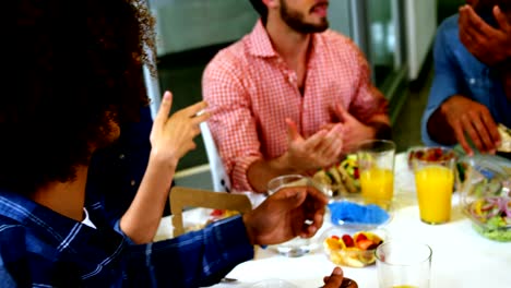 Felizes-ejecutivos-interactuar-desayunando