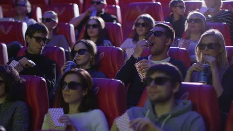 Gruppe-von-Menschen-in-3d-Brille-beobachten-eine-Filmvorführung-im-Kino-Kino.