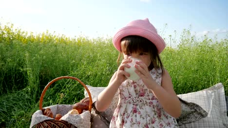 süßes-Mädchen-Getränk-aus-Milchprodukten,-Freude-im-Gesicht-des-Kindes-Milch-Werbung,-gesundes-Essen-für-Kinder,-kleine-Mädchen