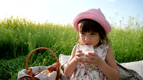 gesundes-Kind-Getränke-Milch-aus-Glas,-süßes-Mädchen-Getränk-aus-Milchprodukten,-Freude-im-Gesicht-des-Kindes-Milch-Werbung,-gesundes-Essen