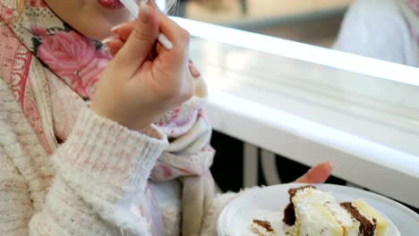 Schöne-Frau-in-Gläsern-isst-verführerisch-Kuchen-mit-Sahne,-close-up-von-Mädchen-genießen-frischen-Kuchen,-Plastikgeschirr-mit-Dessert-in-der-hand