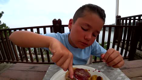 Niño-desayunando-en-al-aire-libre