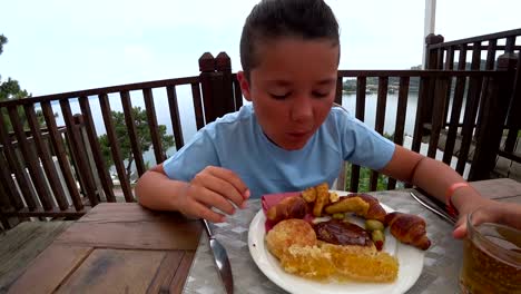 Niño-desayunando-en-al-aire-libre