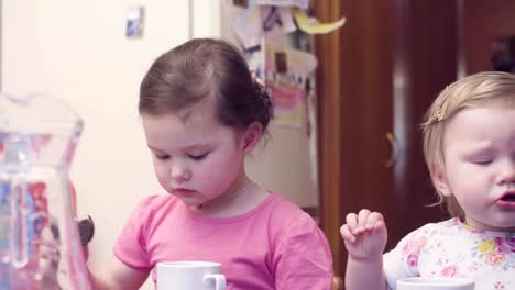 Dos-niñas-desayunando-en-la-mesa.