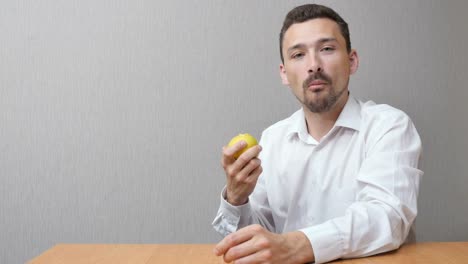 El-hombre-está-comiendo-una-manzana