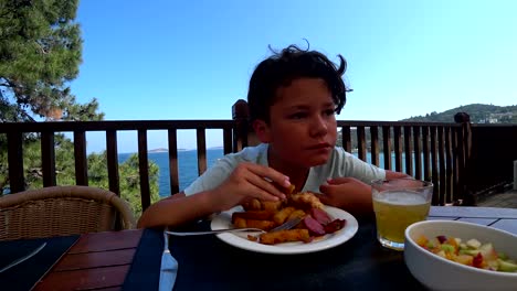 Hermoso-hijo-desayunando-en-al-aire-libre