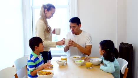 Glückliche-Familie-mit-Frühstück-