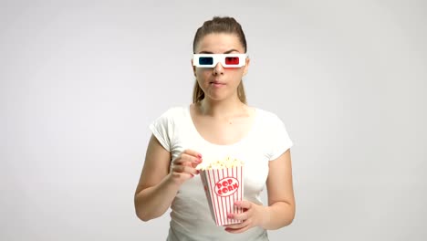 Chica-con-gafas-3D-y-palomitas-de-maíz-que-miedo