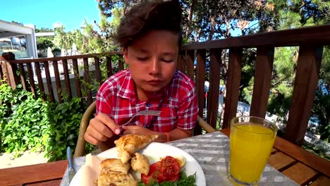 Preadolescente-niño-desayunando-en-al-aire-libre