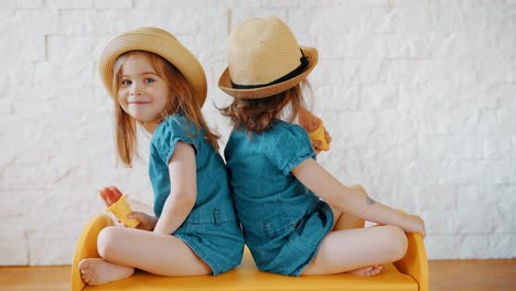 girls-waving-their-hands-and-waiting-for-vacation