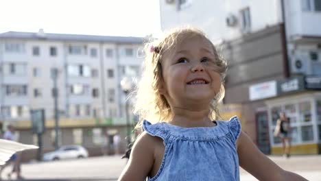 Kleine-süße-Mädchen-im-Park-am-Sommer-Tag-4K-Slow-Motion-Straße-Tauben-füttern