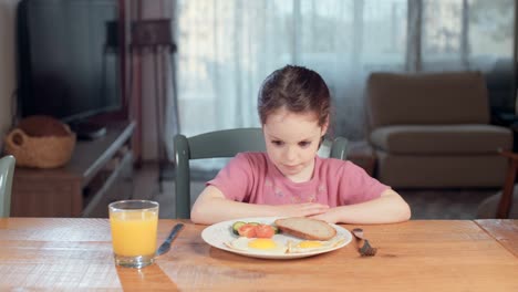 Kinderernährung---Mädchen-weigert-sich,-gesund-zu-essen