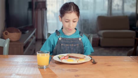 Kinderernährung---Mädchen-weigert-sich,-gesund-zu-essen