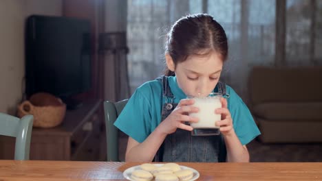 niña-bebiendo-un-vaso-de-leche