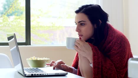 Schöne-Frau-mit-Laptop-beim-Kaffeetrinken-4k