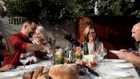 Cena-de-reunión-familiar-grande