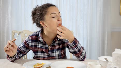 Mujer-Come-huevos-revueltos-y-salchichas-con-apetito