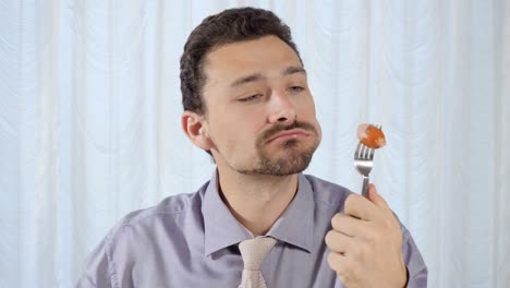 Man-eats-his-breakfast-with-appetite