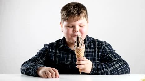 Young-fat-boy-eats-ice-cream-50-fps