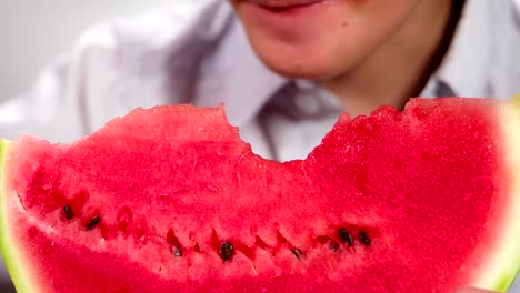 Junge-beißt-Scheiben-Wassermelone