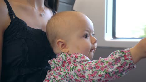 Un-bebé-comiendo-una-galleta-en-el-tren