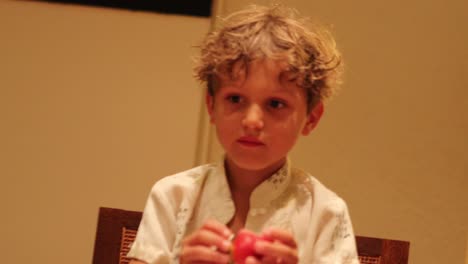 Niño-niño-comiendo-fruta-desierto-fresa-saludable-en-4K