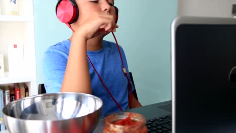 Young-boy-eating-chips