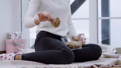 Junge-Mädchen-spielen-mit-Lebkuchen