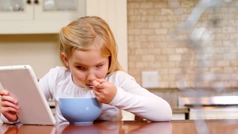 Kleines-Mädchen-mit-Tablet-beim-Frühstück-4K-4k