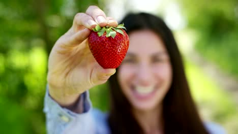 Hermosa-joven-sosteniendo-un-rábano-limpio-en-la-mano,-en-el-fondo-de-la-naturaleza.-Concepto:-Biología,-bio-productos,-ecología-bio,-cultivar-verduras,-producto-natural-puro-y-fresco,-vegetarianos,-saludables