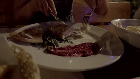 Mujer-joven-comer-en-la-terraza-en-el-restaurante