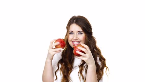 Mujer-alegre-tiene-frutas-Granada,-aisladas