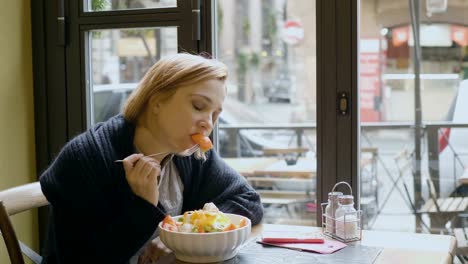 schöne-Frau-auf-Mittagspause-isst-Salat:-Geschäftsfrau-im-Restaurant