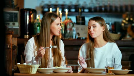 Freundinnen,-die-dem-gemeinsamen-Mittagessen-im-café