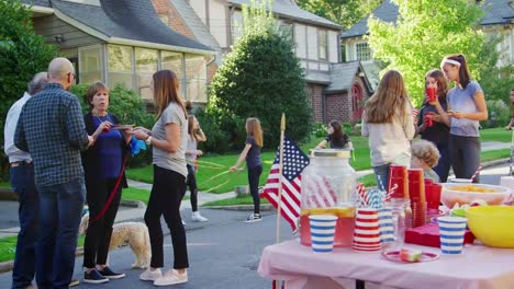 Nachbarn-sprechen,-Essen-und-spielen-auf-einem-Block-party