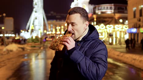 Junge-lustige-Kerl-genießt-einen-Geruch-von-street-food