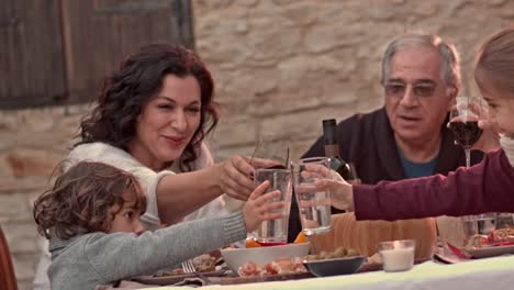 Familie-Esstisch-sitzen,-zu-Mittag-und-Toasten