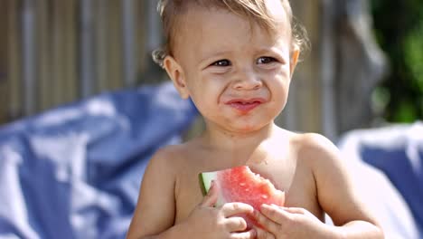 Kleiner-Junge-isst-Wassermelone