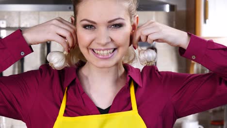 Verspielte-Frau-spielt-mit-Knoblauch