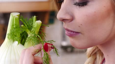 Frau-Holding-rohe-kohlrabi