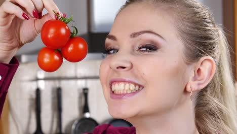 Frau-essen-kleine-Cherry-Tomaten