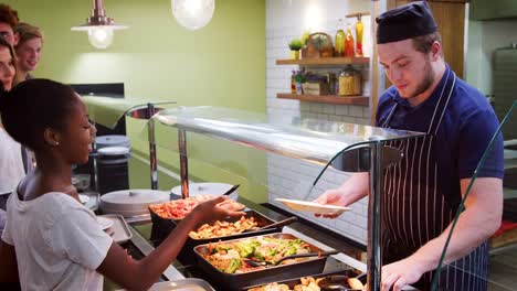 Estudiantes-adolescentes-se-sirve-comida-en-comedor-escolar