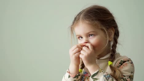 Niña-juega-con-dulces-de-gelatina