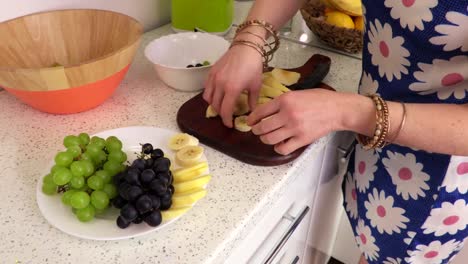 Frau-legt-auf-einen-Teller-mit-Bananenscheiben