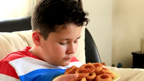 Joven-comiendo-aros-de-cebolla