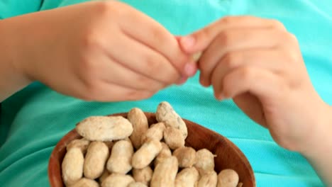 Kleiner-Junge-Essen-Erdnuss