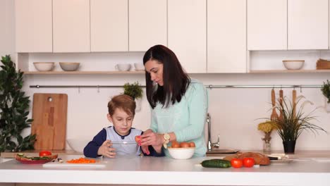 Madre-e-hijo-en-la-cocina-