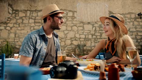 Jóvenes-turistas-disfrutando-de-comida-en-el-restaurante-tradicional-en-Europa