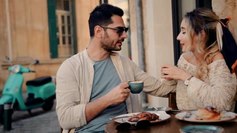 Junge-Freunde-frühstücken-und-Kaffeetrinken-im-traditionellen-café